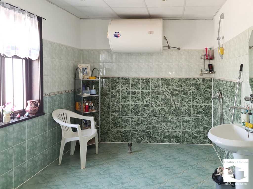 175065 Реновирана къща с голям двор и панорамна гледка в село Буря