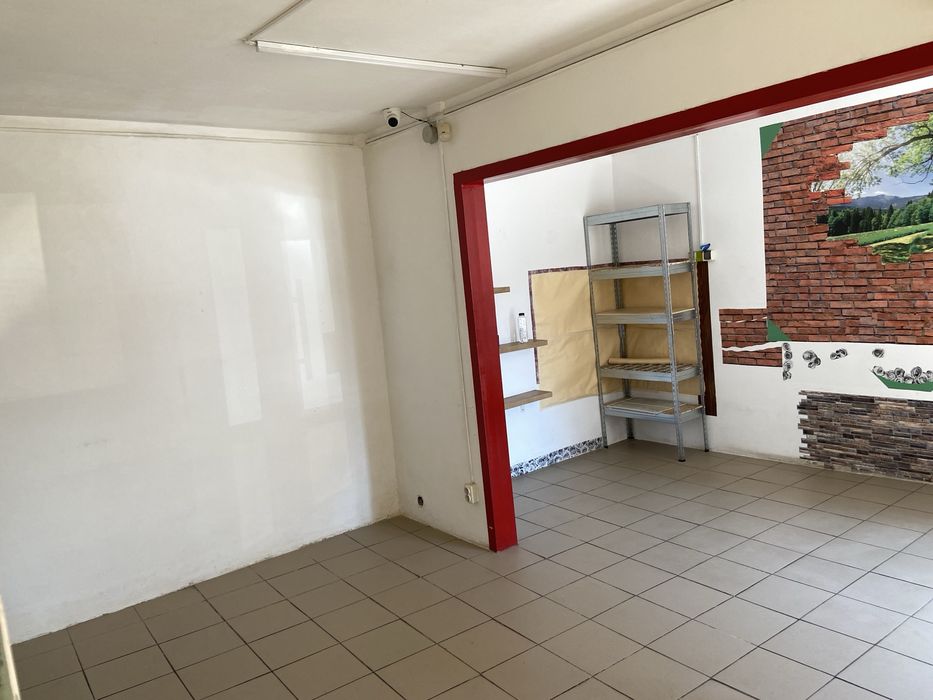 Inchiriez in Resita, zona "POLITIE", spatiu comercial.
