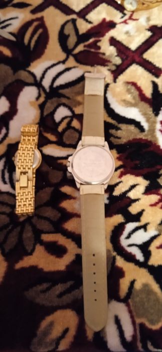 Vând ceasuri și o brățară