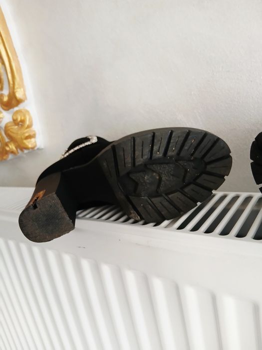 Vând botine  de catifea urgent pret Negociabil