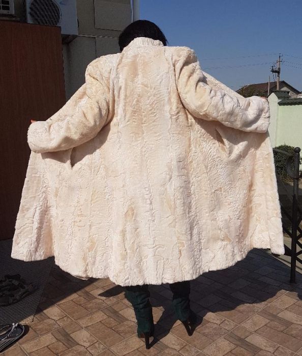 Продам элитную шубу, мех белая свакара.