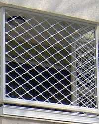 Статична охранителна решетка във винкелова рамка
