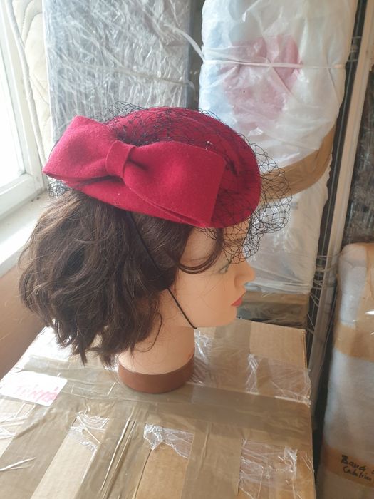 Fascinator roșu din lână