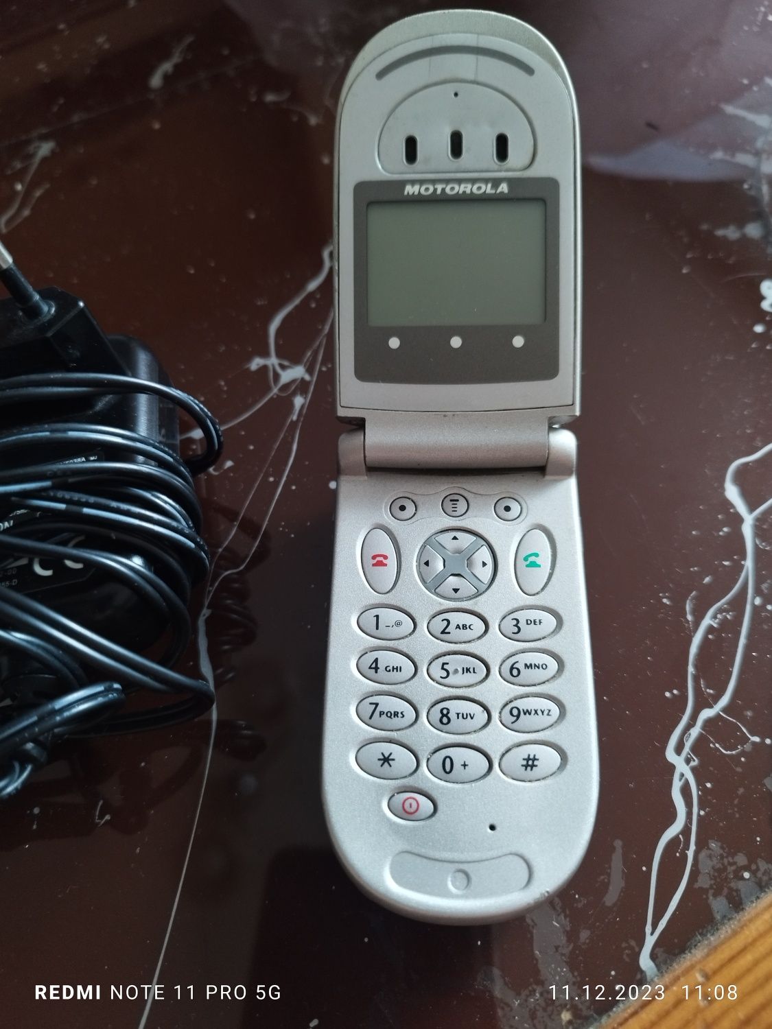 Motorola V66i +  Зарядно