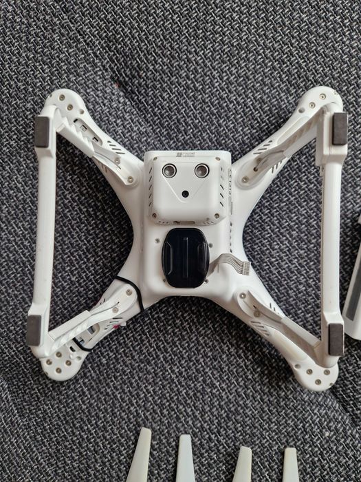 vand drona dji phantom 3 pro care zboarafara probleme dar fara camera