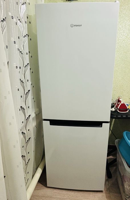 Продам холодильник индезит двух камерный  новый документы имеются