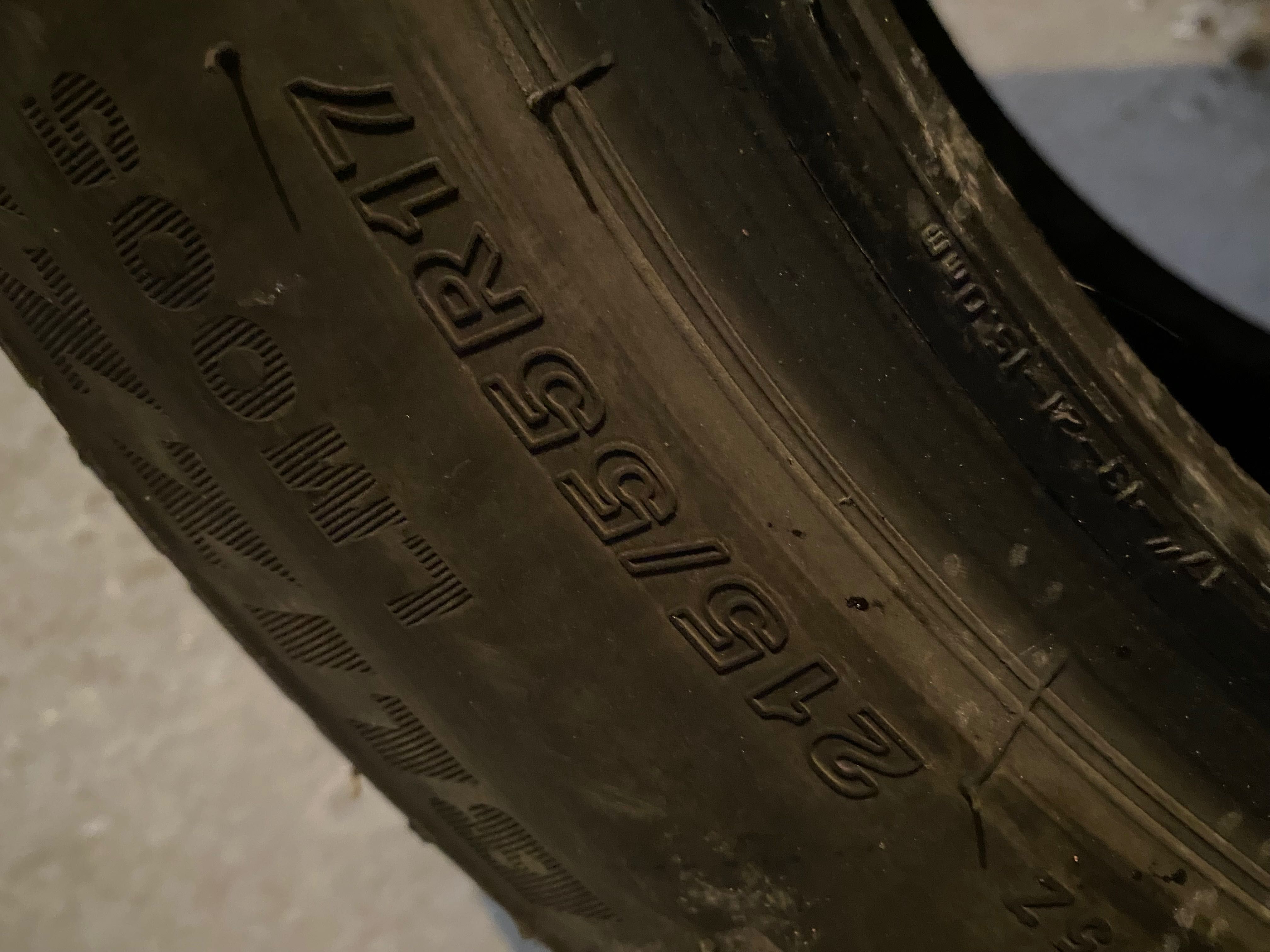 2 броя - Зимни гуми Bridgestone 217/55/17 в отлично състояние