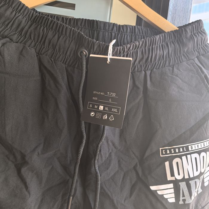 Чисто нов черен панталон.