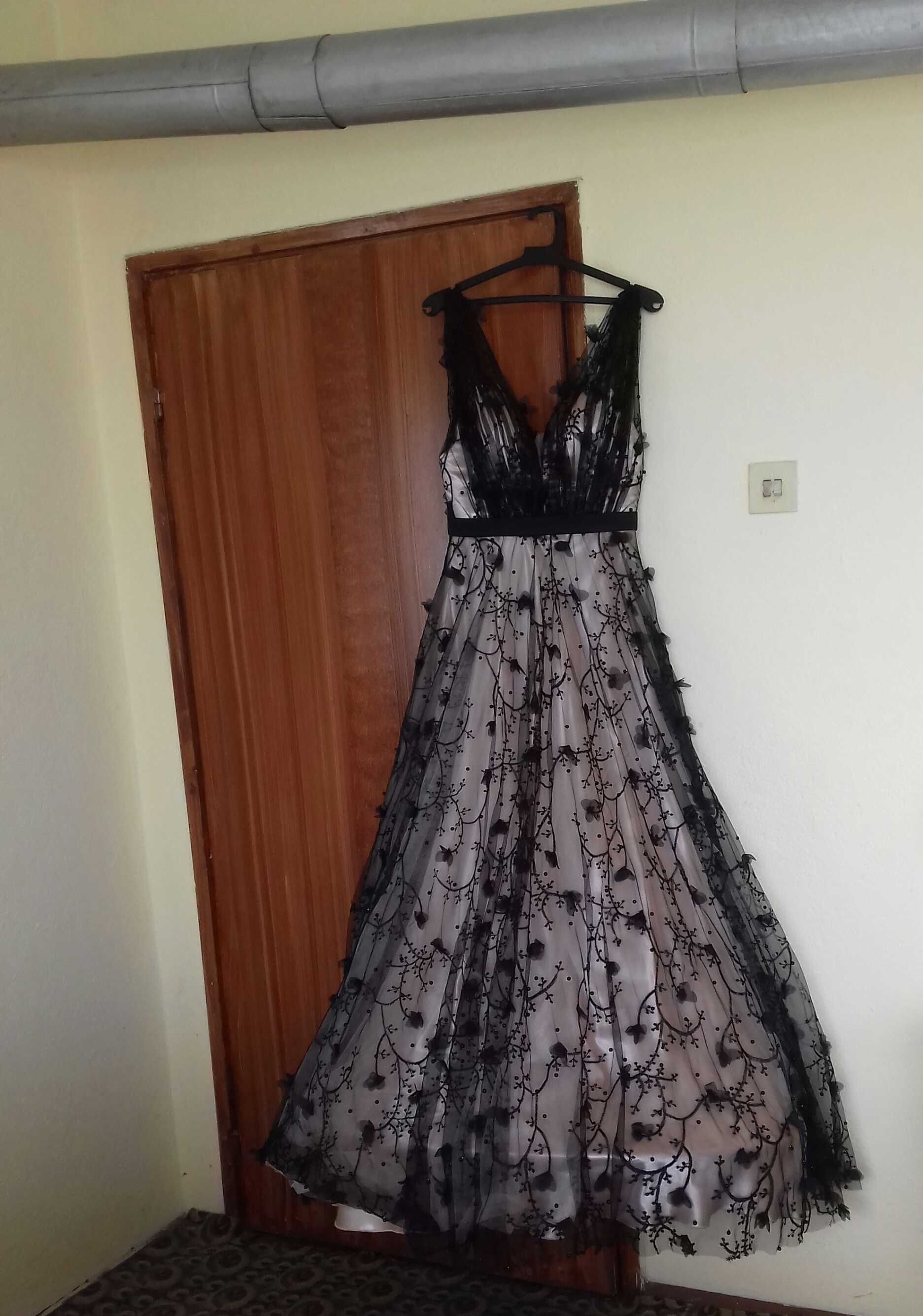Розова дизайнерска абитуриентска рокля с черна дантела от Асеновград
