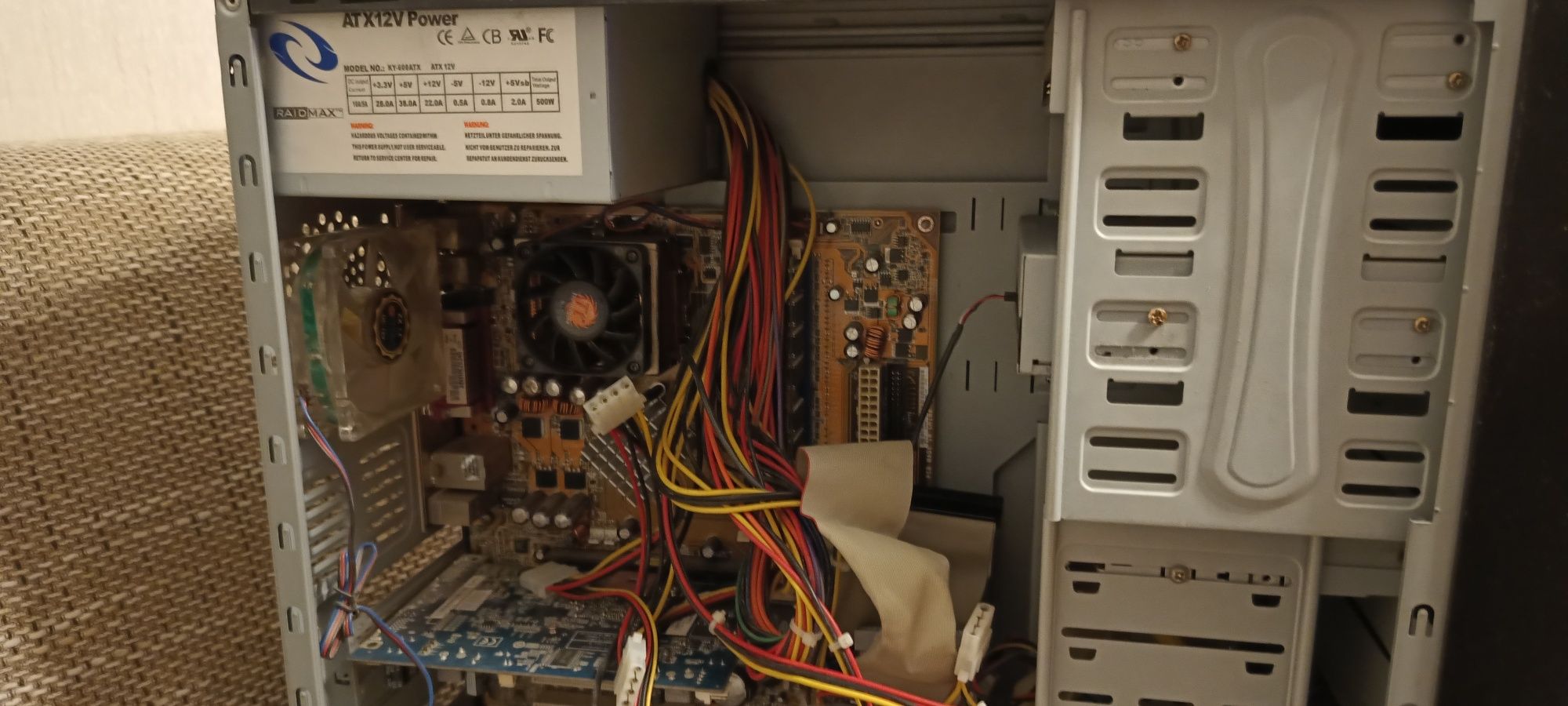 Carcasa PC -calculator cu totul ce conține