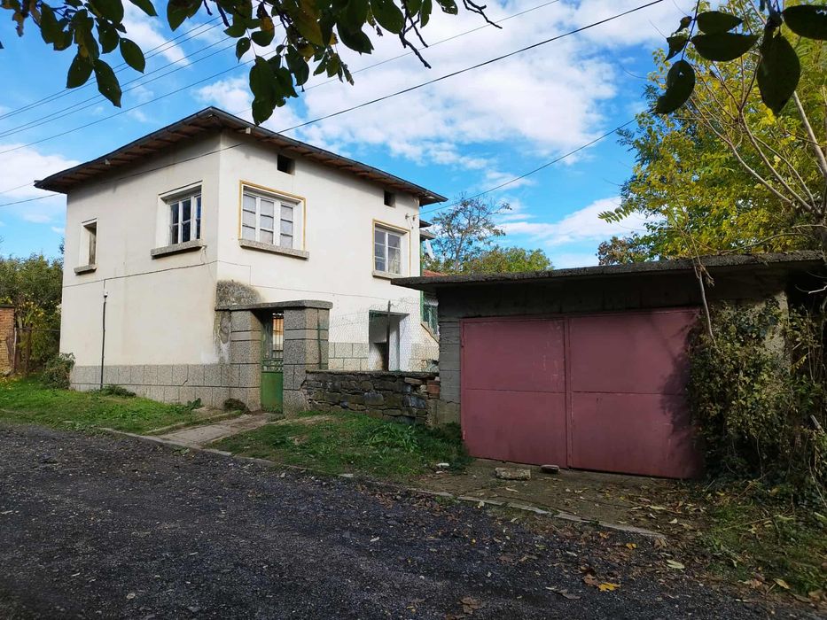 Къща с двор в село Колена