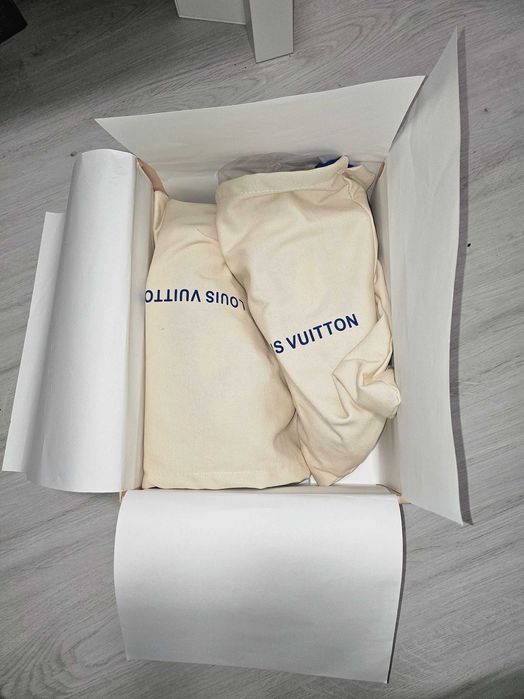 LV arch light sneaker