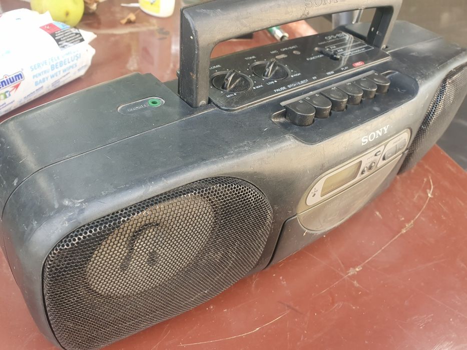 Sony radio casetofon stereo in stare de functionare.