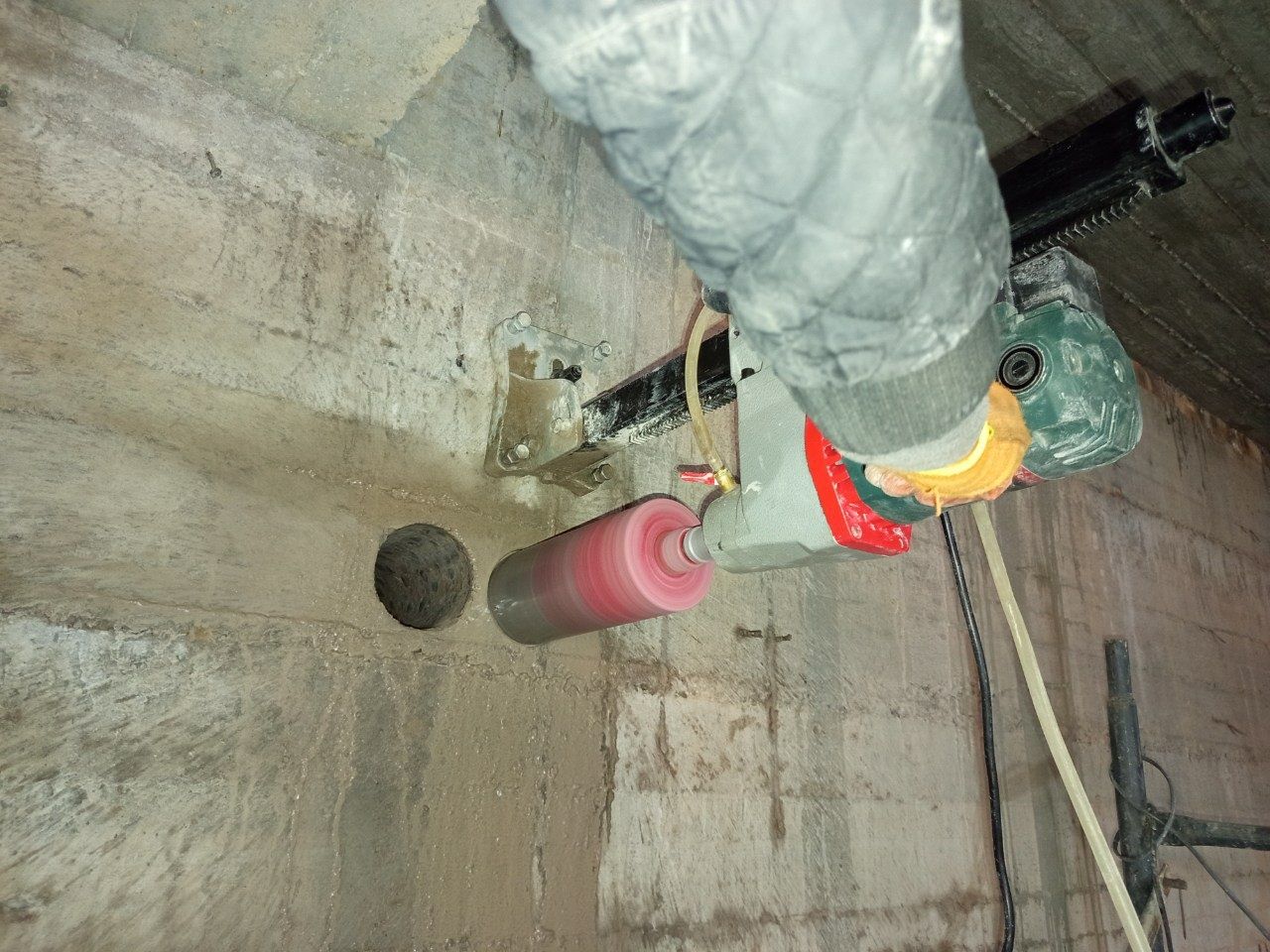Beton teshish beton kesish perfarator xizmatlari