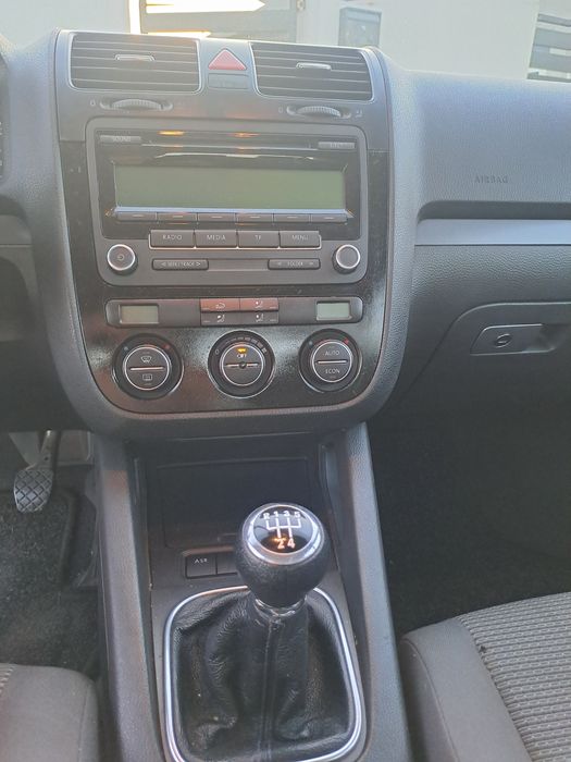 Vând Volkswagen Jetta 1.6 mpi