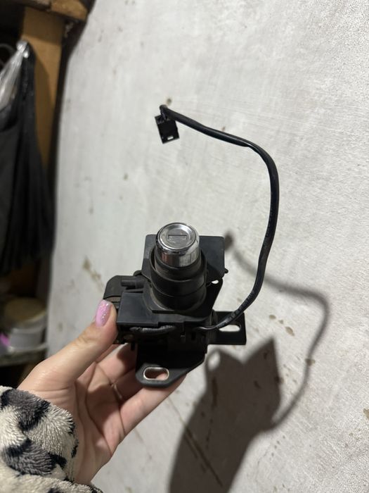 Срочно продам замок багажника мерс 124