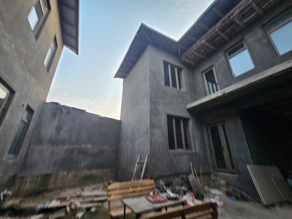 Хонобод.Тепа махалля.2.3сотихда 6хонали  уй коробка холатида сотаман .