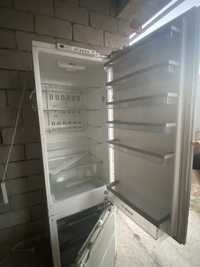 Продается на запчасти встраиваемый холодильник Bosch