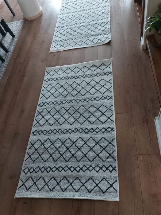 Set 2 carpete, stare foarte buna. Dimensiunea 80×150iunea unei carpet