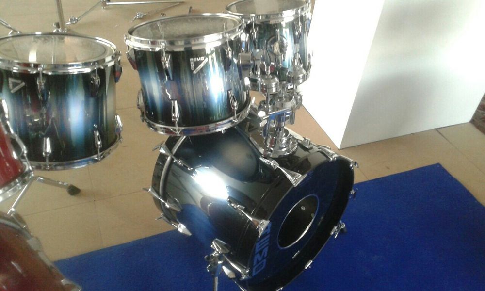 Продавам комплект барабани Remo Master Edge USA drum