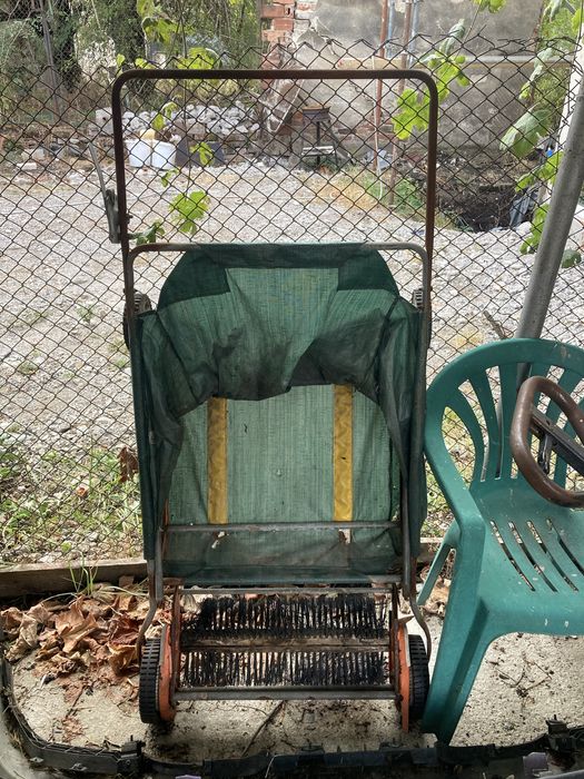 Машина за събиране на паднали листа и боклуци