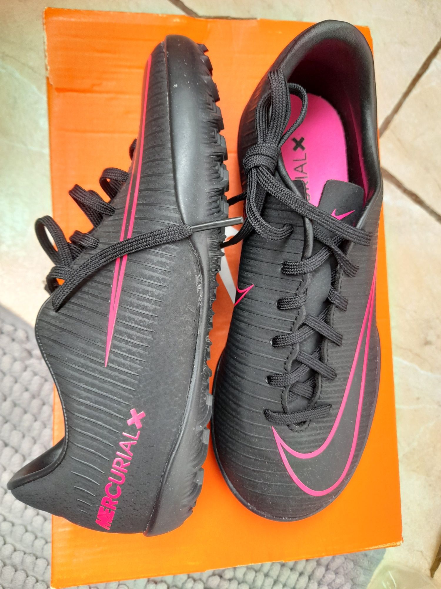 Adidasi fotbal Nike