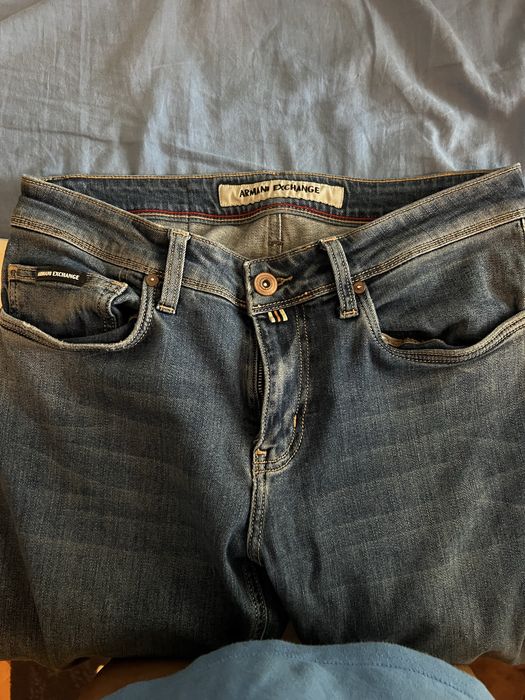 Vând  blugi noi Armani Exchange elastici.