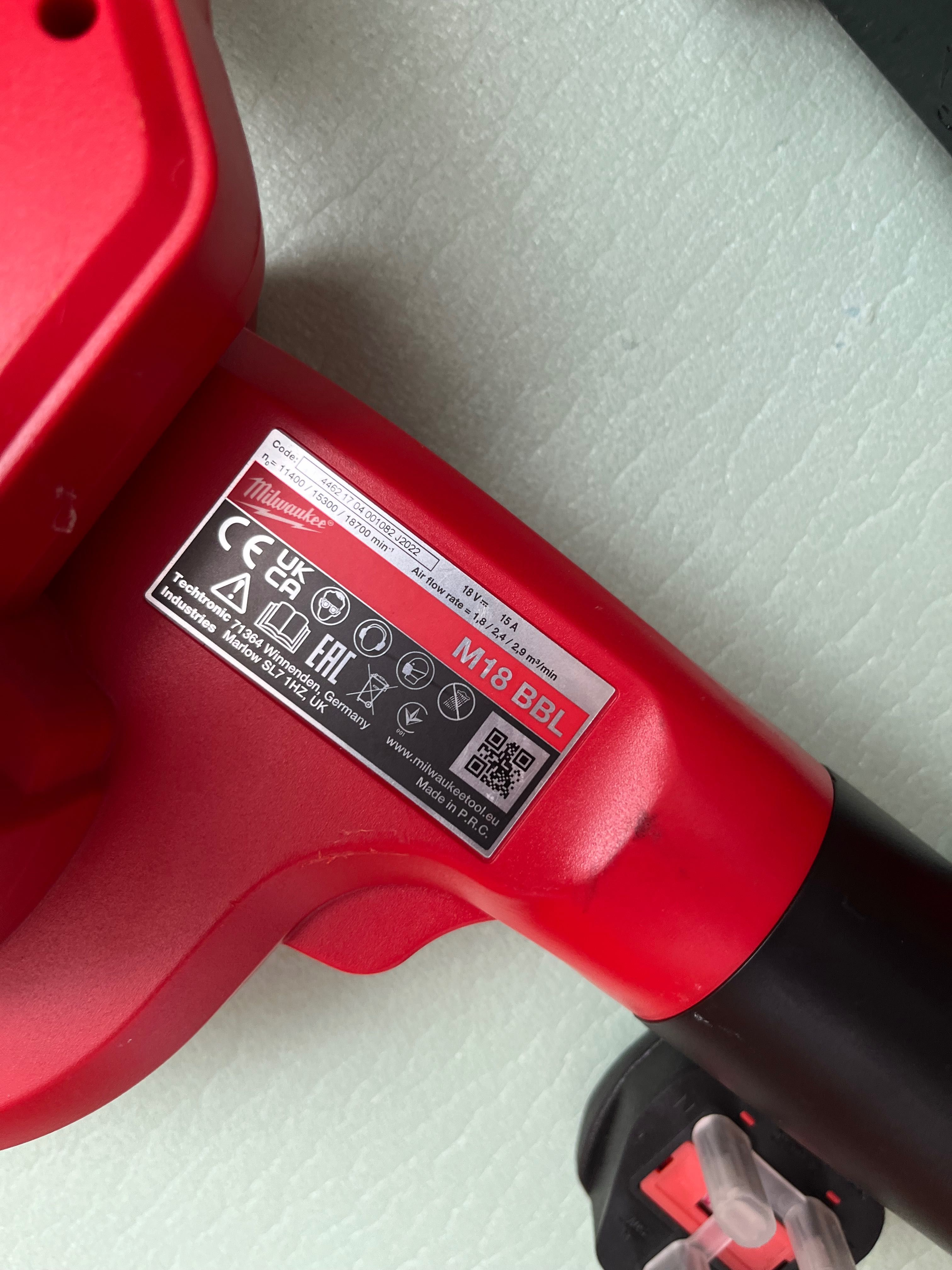 Духалка Milwaukee 18V 5Ah със зарядно