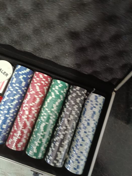 Vand set poker in stare buna
