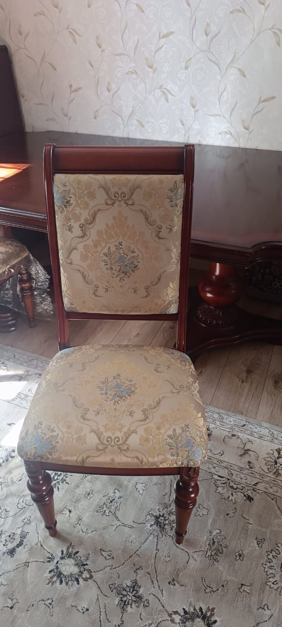 Гостевой стол и 6 стульев
