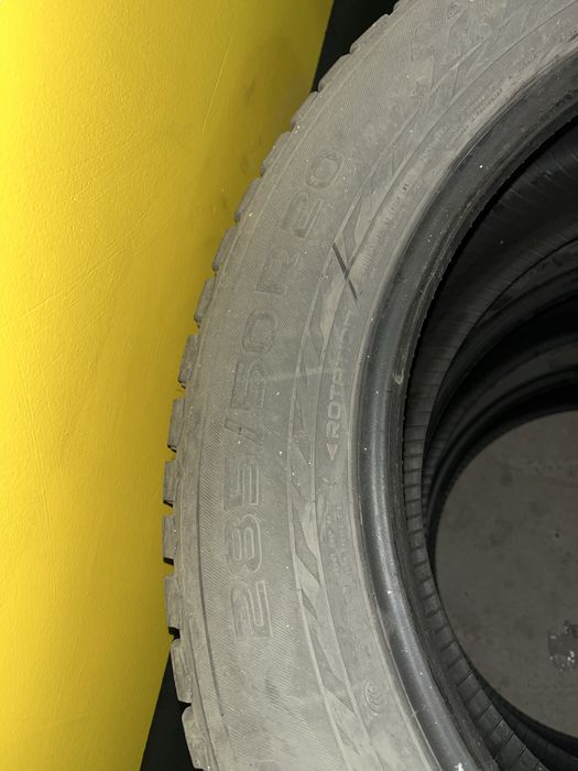 Шины зимние R20 Nokian          .