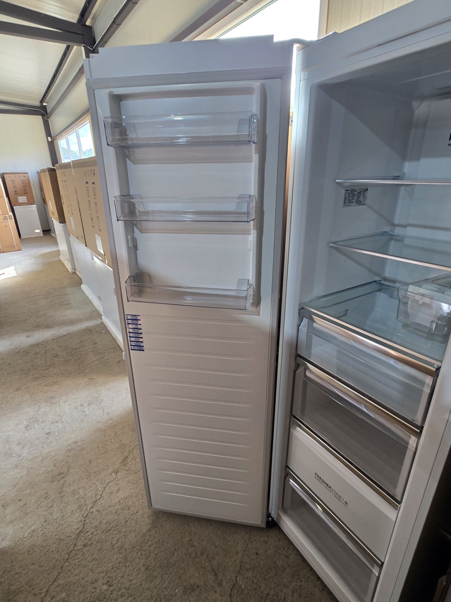 Нов вертикален фризер-/хладилник+ Total No Frost Haier 330 л