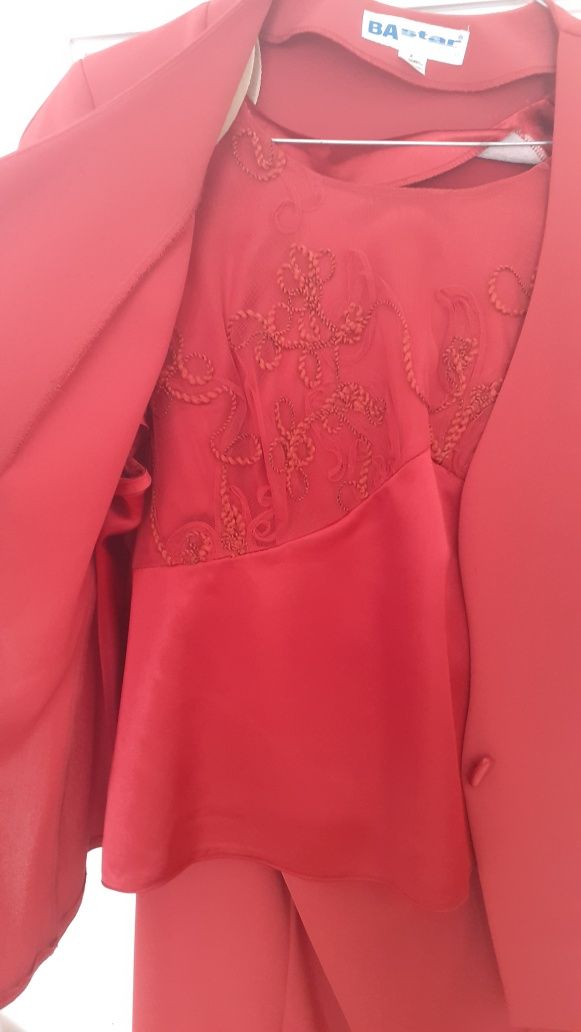Costum eleganta rosu