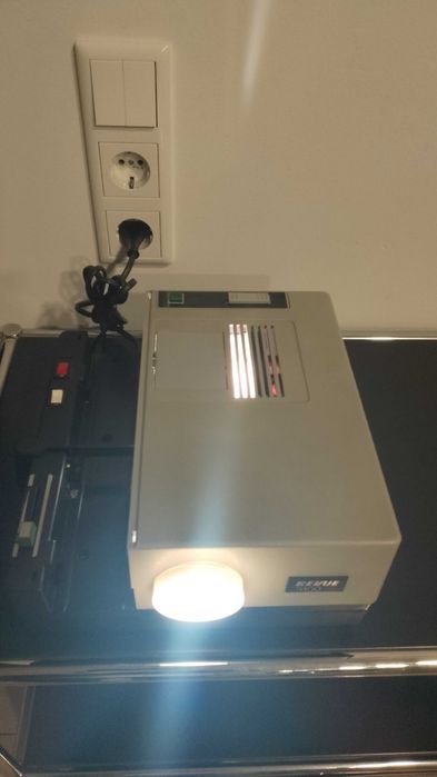 Diaproiector/Proiector diapozitive automat REVUE 3100 + CADOU