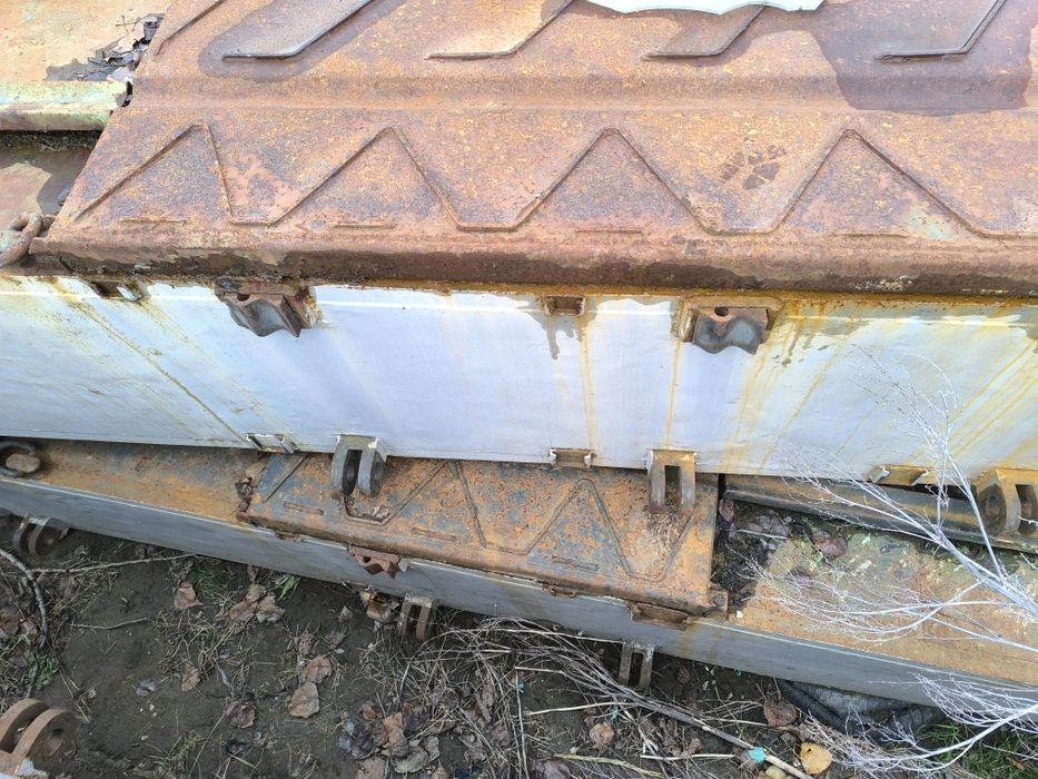 Vând pontoane de armată din metal