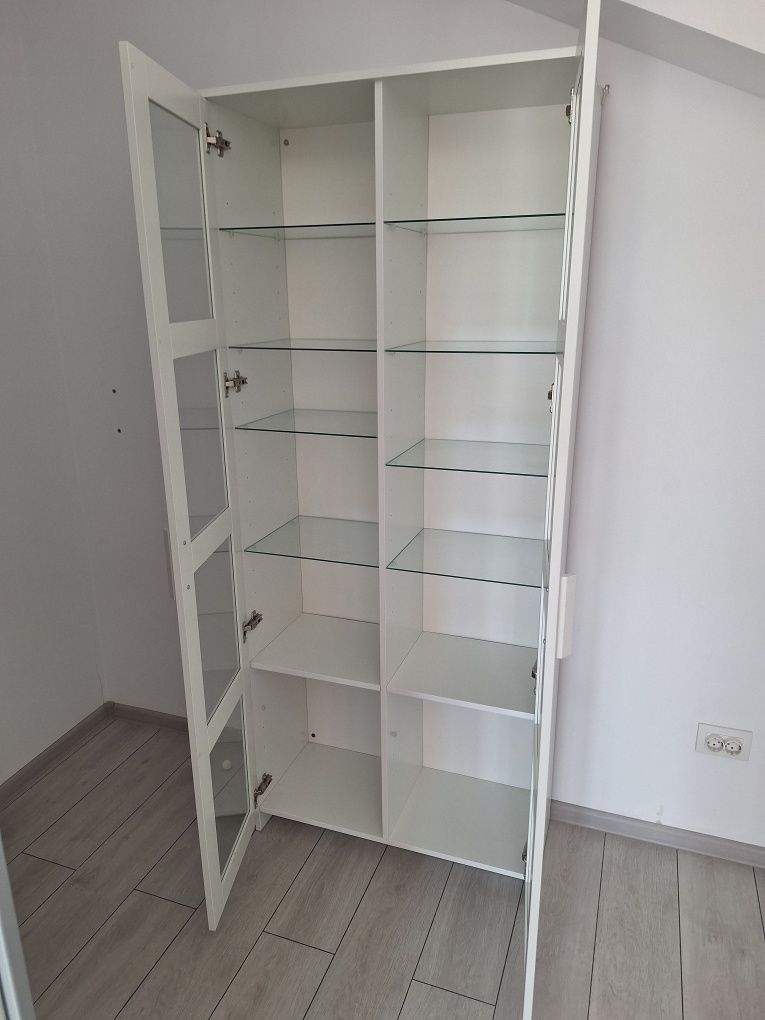Dulap cu usi din sticla
