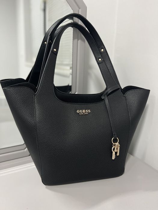 Нова чанта на Guess