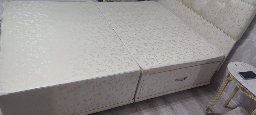 Тапицирана спалня с табла