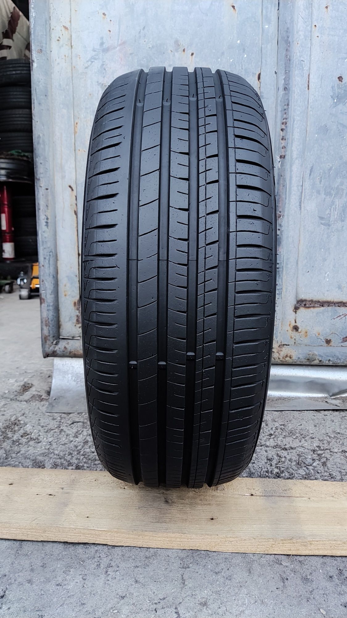 1бр. лятна гума 205/55/16 Royal Black 
dot23
7.3mm
Перфектно състояние