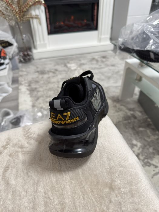 Adidasi Armani nepurtati