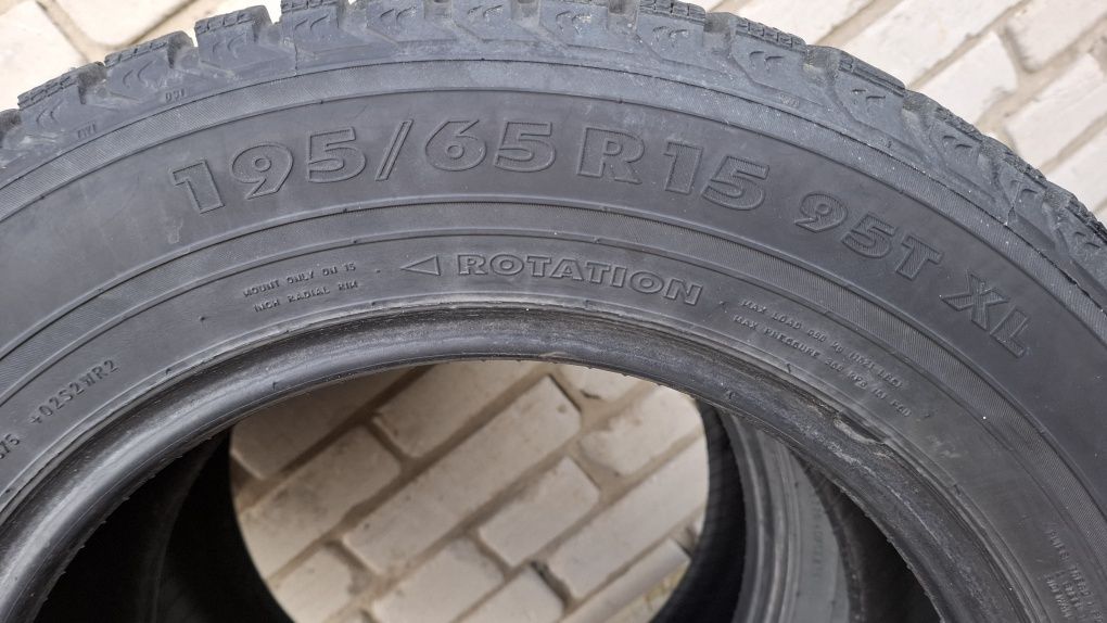 Продам  2 зимних  шины на R15.