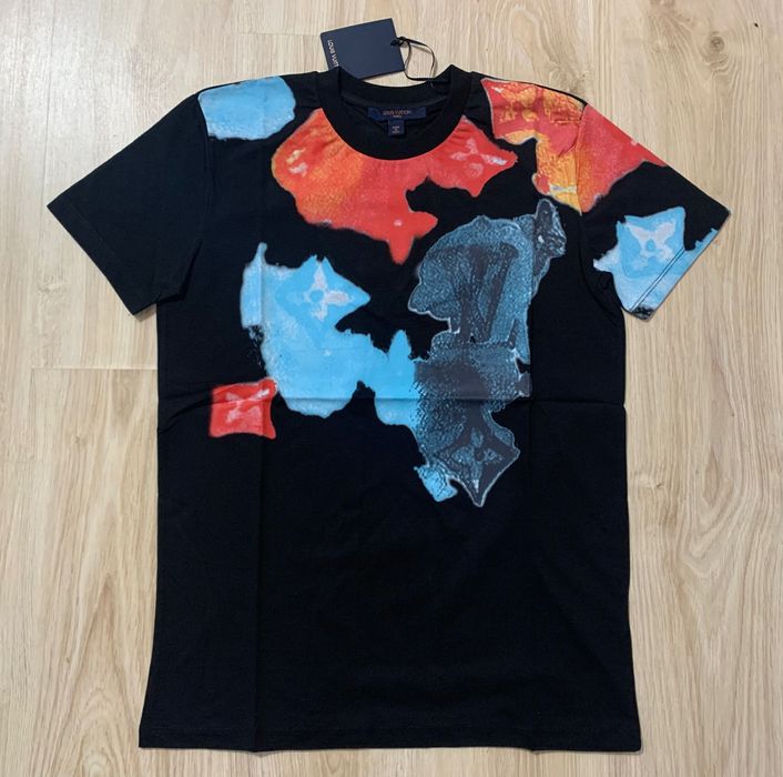 Нови мъжки тениски Lous Vuitton налични в черно в зелено