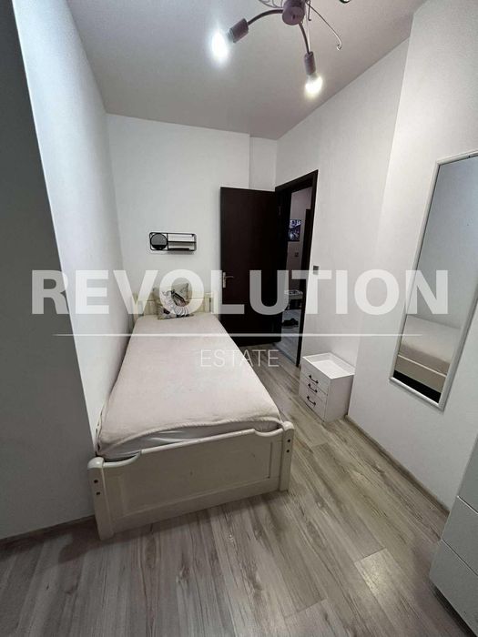 Тристаен апартамент в района на Възраждане 1!