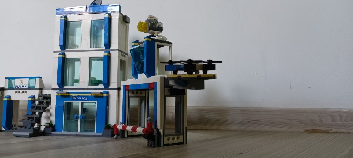Set complet LEGO Poliția cu toate accesoriile