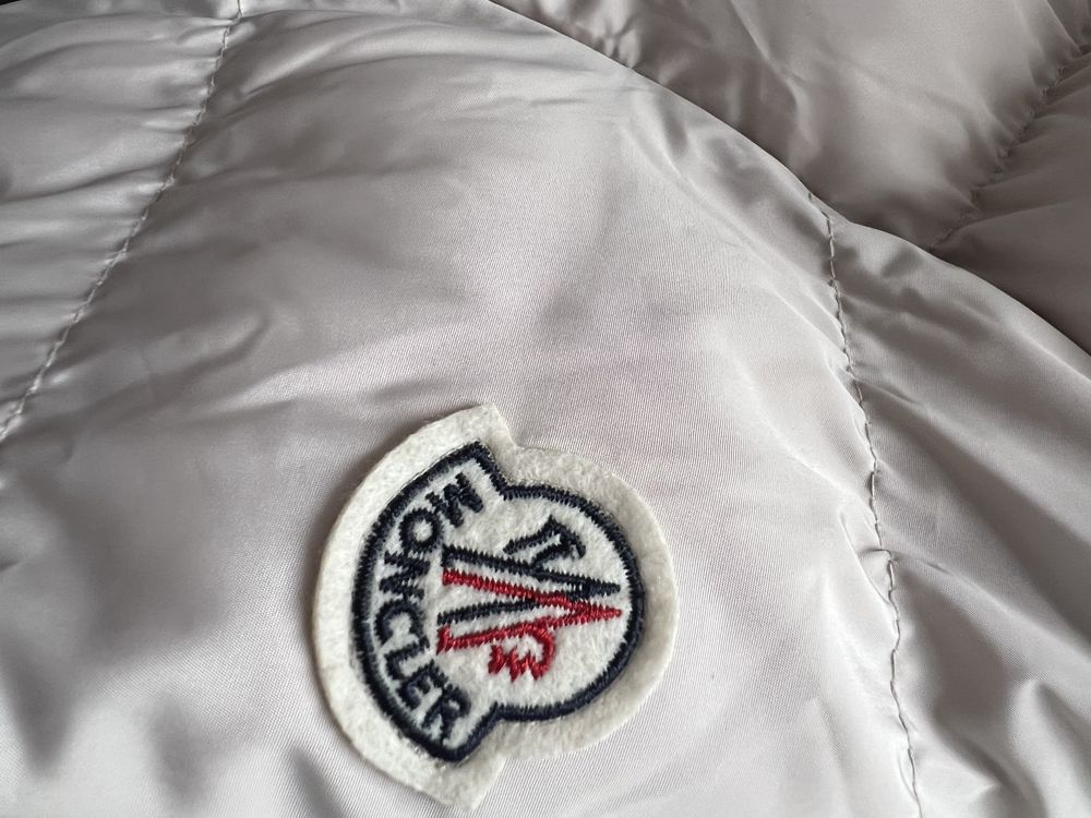 Vand geaca Moncler, noua, nepurtata.