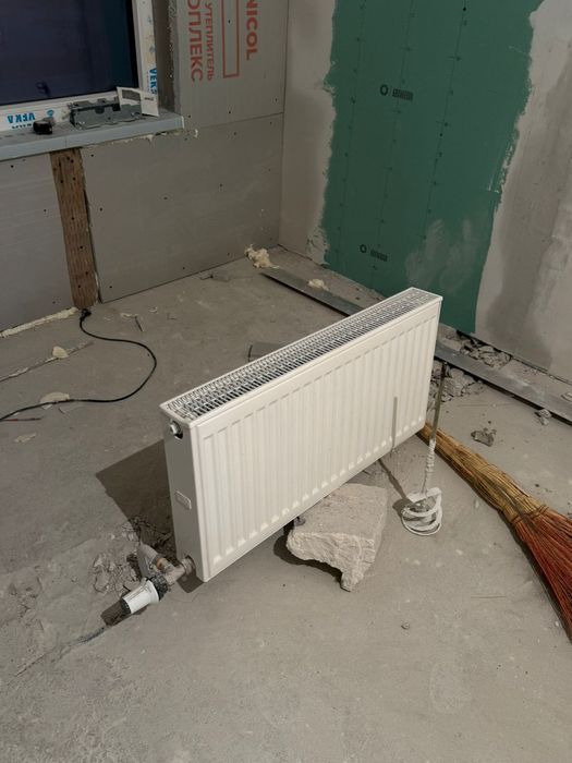 Радиатор и окна пластиковые