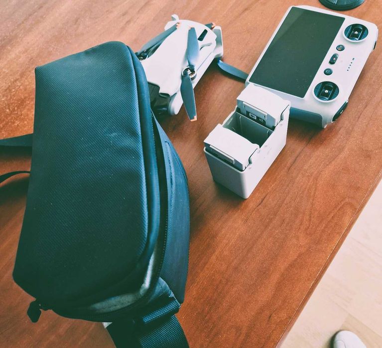 Drona DJI Mini 3 Pro  - Pachet Fly More 3 Baterii & Geantă - IMPECABIL