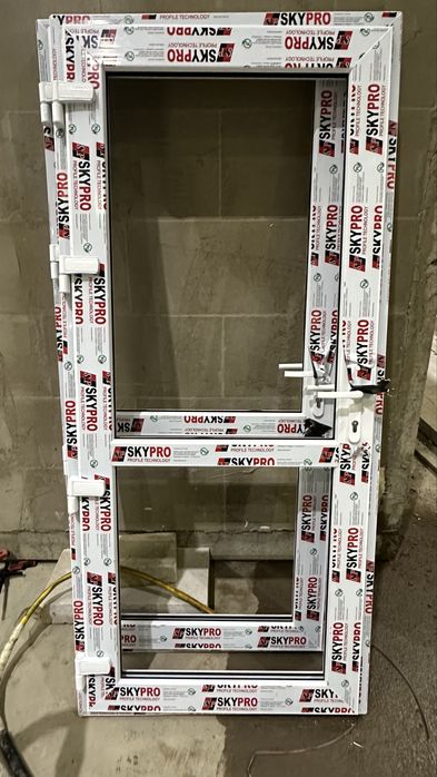 Продам пластиковую дверь