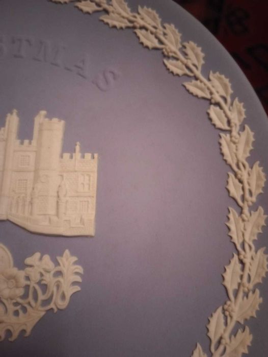 Vand farfurie decorata manual pt Craciun made in England by Wedgwood
