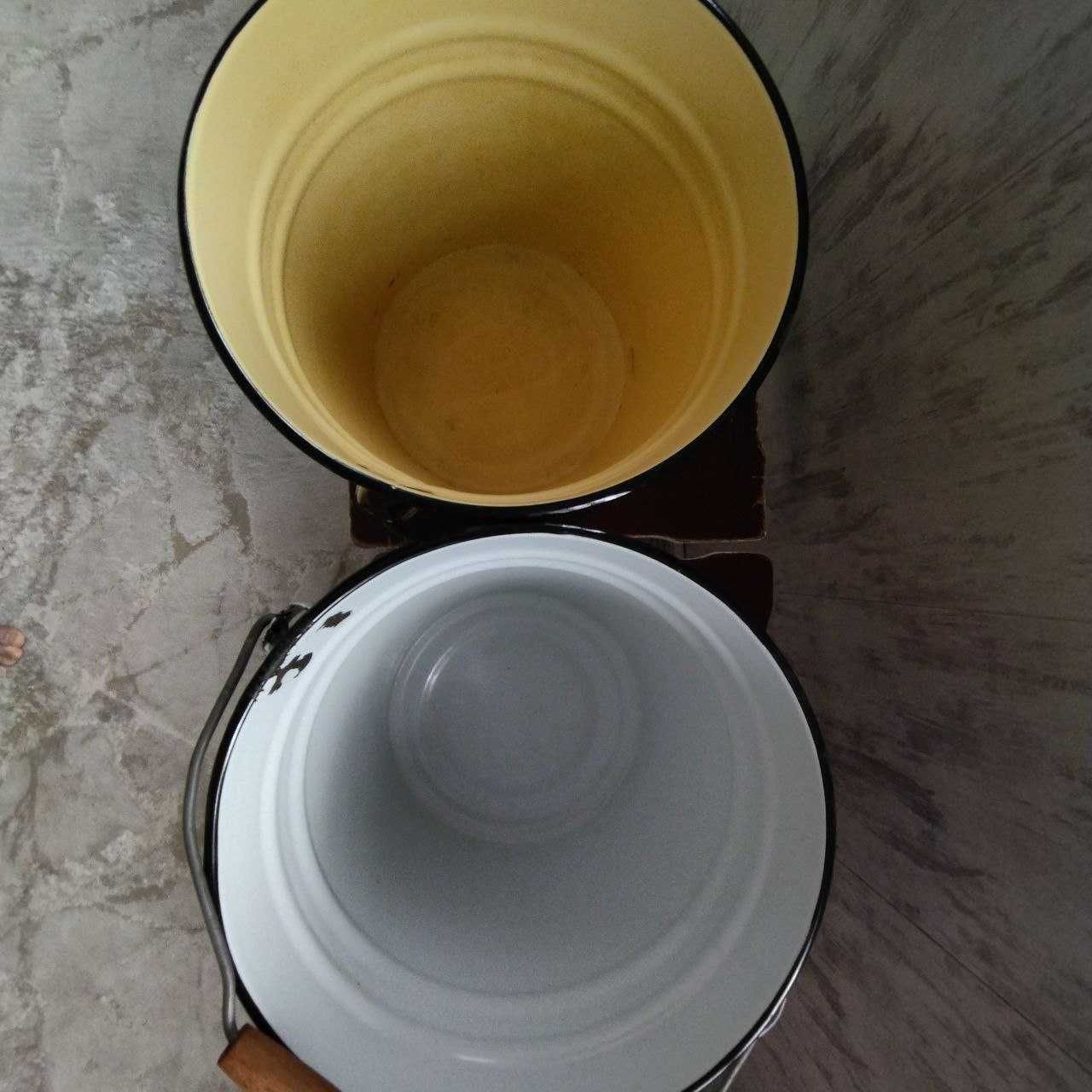 Эмалированные вёдра, заварные чайники и оригинальные салатницы.
